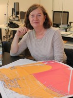 Friederike Rahn-Steinacker, die Leiterin der Bauabteilung des Evangelischen Regioanlverbandes, mit einer Stadtkarte, in der die Fluglärmzonen markiert sind. Foto: Antje Schrupp