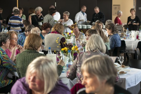 Auf großes Interesse stoßen derzeit die Frauenmahle zur Zukunft von Religion und Kirche, die in vielen Regionen Deutschlands stattfinden. Foto: Ilona Surrey