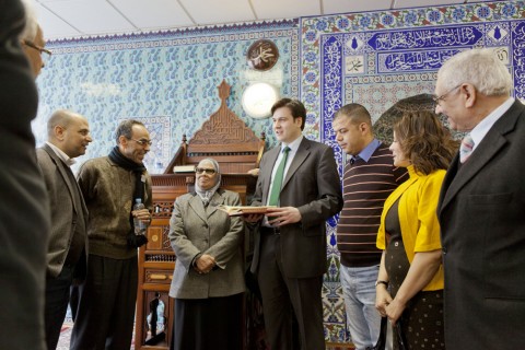 Besuch der Merkez Moschee im Bahnhofsviertel: Gäste aus Kairo erkundeten das Zusammenleben der Religionen in Frankfurt. Foto: Rolf Oeser