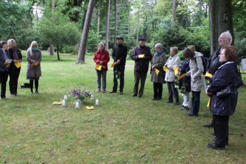 Freunde und Angehörge der Familie Jürges versammelten sich auf dem Obberräder Waldfriedhof. Foto: Kurt-Helmuth Eimuth
