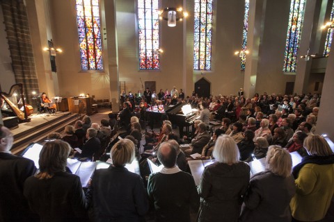 "Und die Welt steht still" - unter diesem Motto brachte ein Konzertabend in der Heiliggeistkirche Geschichten und Lieblingslieder sterbender Menschen nahe. Foto: Ilona Surrey