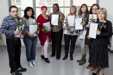 Zertifikate für die Teilnehmerinnen und Teilnehmer der einjährigen Fortbildung der Diakonie Frankfurt. Foto: oea, Rolf Oeser