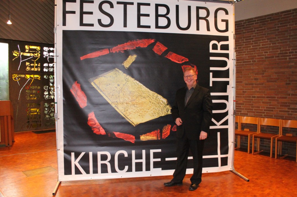 Michael Martell vor dem neuen Signet der Festeburgegemeinde. Foto: Kurt-Helmuth Eimuth