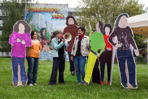 Mechthild Nauck vom Evangelischen Frauenbegegnungszentrum verschaffte der Aktion mit Hilfe eines Megafons die notwendige Aufmerksamkeit. Foto: Ilona Surrey