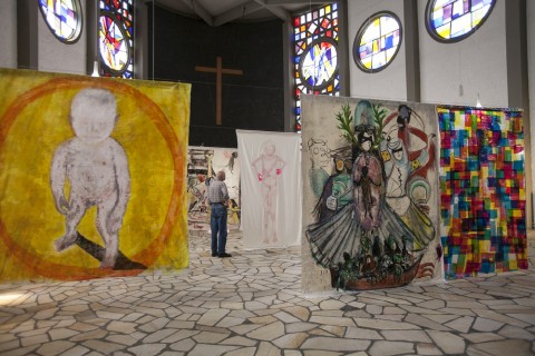 Großformatige Werke von Eva Schwab sind derzeit in der Weißfrauenkirche im Bahnhofsviertel zu sehen. Foto: Ilona Surrey