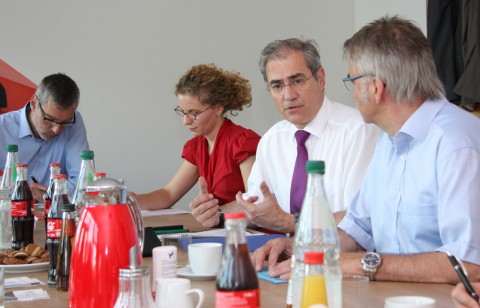 Staatssekretär Rudolf Kriszeleit (Mitte) bei seinem Besuch des Täter-Opfer-Ausgleichs. Foto: Nils Sandrisser