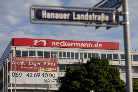 Lichter aus: Seit einem knappen Jahr wird bei Neckermann auf der Hanauer Landstraße nichts mehr verpackt. Foto: Rolf Oeser
