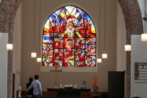 Der Offenbacher Künstler Manfred Stumpf gestaltete die Fenster der Epiphaniaskirche zu einer Abendmahlsszene um. Foto: Rolf Oeser