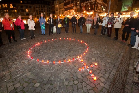 Lichter zum Gedenken an die Opfer von Brustkrebs. Foto: Ilona Surrey