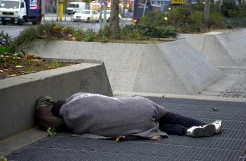 Menschen ohne Wohnung: Ein Obdachloser übernachtet auf einem Abluftschacht an der U-Bahn Station Bockenheimer Warte. Foto: Rolf Oeser