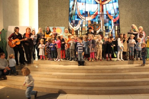 Ihre Freude über den Neubau drückten die Kinder im Gottesdienst mit einem Liede aus. Oder wie es ein Kind vor der Kirche ausdrückte: "Die bösen Container sind weg". Foto: Kurt-Helmuth Eimuth
