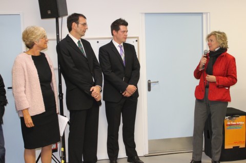 Die Vorsitzende des Evangelischen Regionalverbandes, Pfarrerin Esther Gebhardt (rechts) gratuliert der Gemeinde zur neuen Einrichtung. Ruth Woody, Pfarrer Wolfgang Löbermann und Jochen Kerler (von links). Foto: Kurt-Helmuth Eimuth