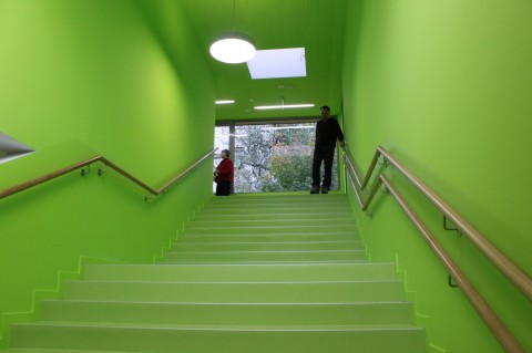 Neongrün als Farbakzent. Der Aufgang zur 1. Etage der Kita Nicolino. Foto: Kurt-Helmuth Eimuth