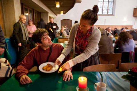 Die Winterspeisung für Obdachlose in der Katharinenkirche hat eine lange Tradition. Hier eine Aufnahme aus dem Jahr 2011. Foto: Rolf Oeser