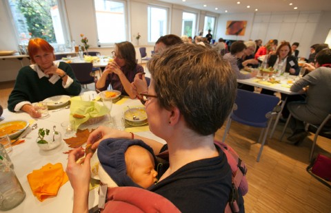 Pfarrerinnen aller Generationen trafen sich im Evangelischen Frauenbegegnungszentrum bei einem Lunch zum Erfahrungsaustausch. Foto: Ilona Surrey