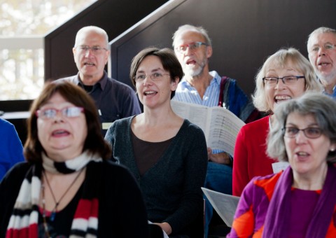 "Singen ist außen und innen zugleich": Unsere Autorin Silke Kirch bei der Tehillim-Chorprobe. Foto: Rolf Oeser