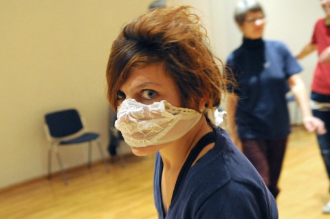 Der BH als Mundschutz, auch eine Idee - selten wurde das inzwischen hundertjährige Kleidungsstück so wenig ernst genommen, wie beim Clownin-Abend im Museum für Kommunikation. Foto: Renate Hoyer