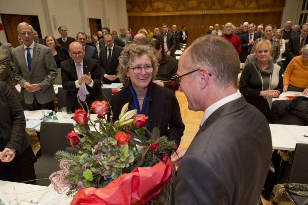 Versammlungsleiter Klaus Maier überreicht der scheidenenden Vorsitzenden Pfarrerin Esther Gebhardt einen Blumenstrauß. Neben dem Vorstand trat auch die Versammlungsleitung verabredungsgemäß zurück. Foto: Rolf Oeser