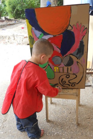 Keine Angst vor großen Flächen: Dieses Kind ließ sich beim Malprojekt in der Kita der Kreuzgemeinde von Picasso inspirieren. Foto: eo