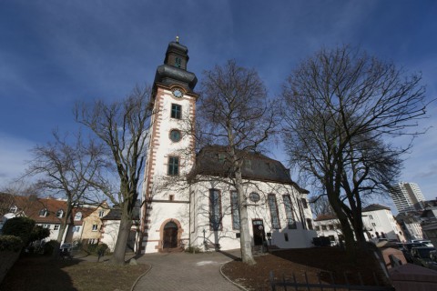 Macht sich besonders gut bei strahlend blauem Himmel: Die Johanniskirche in Alt-Bornheim. Foto: Rolf Oeser