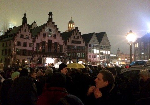 Am überfüllten Römerberg war heute Abend kein Durchkommen. Foto: Antje Schrupp