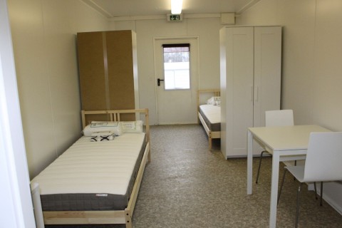 Die Flüchtlinge wohnen in Zwei-Bett-Zimmern in denen auch ein Kühlschrank aufgesttellt werden kann. Foto: Kurt-Helmuth Eimuth