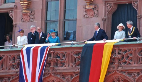 Queen Elizabeth in Frankfurt: auch hier beeindruckte sie die Menschen ganz ohne Worte. Foto: Stefan Lohmeyer