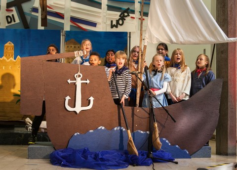 Kindermusical "Jona, geh nach Ninive" in der Erlöserkirche in Oberrad: Jona schifft sich auf einem Segelboot ein. Foto: Ilona Surrey