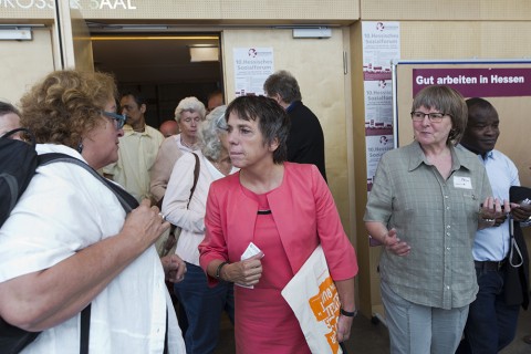 Beim Hessischen Sozialforum in Frankfurt hatte Margot Käßmann auch Zeit für Pausengespräche. Foto: Rolf Oeser