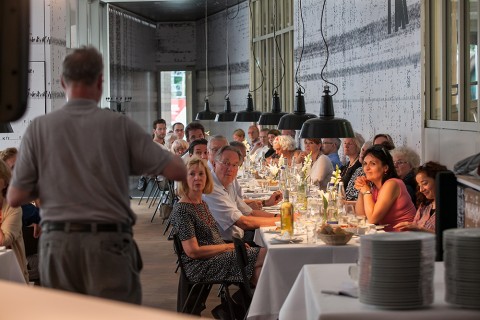 Im Restaurant des Museums für Moderne Kunst gab es Gelegenheit für Gespräche über Religionsgrenzen hinweg. Foto: Ilona Surrey