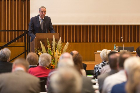 Stadtdekan Achim Knecht gestern Abend bei seiner Rede vor der Evangelischen Regionalversammlung. Foto: Rolf Oeser