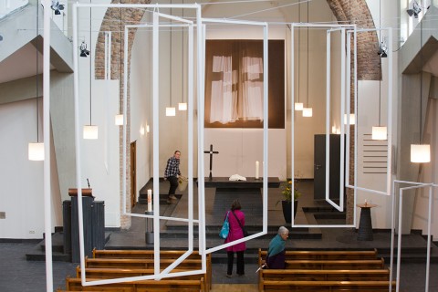 Installation von Susa Templin in der Epiphniaskirche im Nordend - noch bis 25. Oktober. Foto: Rolf Oeser