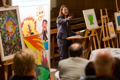 Die Auktionatorin Anja Döbritz-Berti sorgte bei der Charity-Kunstauktion dafür, dass die von den Kindern selbst gemalten Bilder einen möglichst guten Preis erzielten. Foto: Rolf Oeser