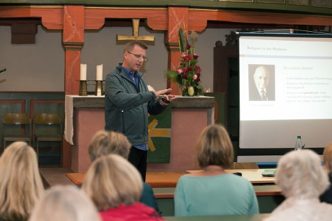 Nils Köbel bei seinem Vortrag in der Gemeinde Nieder Erlenbach. Foto: Ilona Surrey