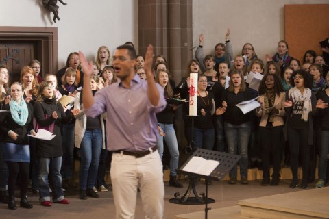 Volles Haus in der Dreikönigskirche: Beim Gottesdienst sangen Evangelische Studentenchöre aus ganz Deutschland. Foto: Rolf Oeser
