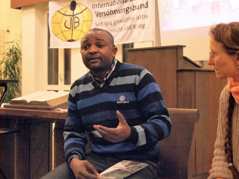 Junio Nzita bei seinem Vortrag in der französisch-reformierten Gemeinde. Foto: Silke Kirch