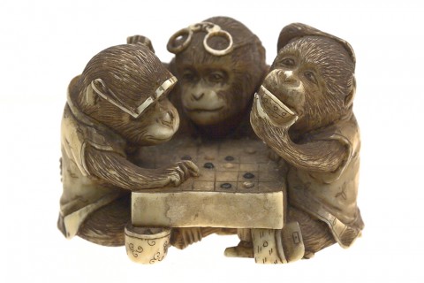 Geselliges Spielen macht glücklich: Drei Affen beim Go-Spielen. Fotos: Museum für angewandte Kunst