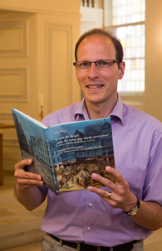 Pfarrer Holger Wilhelm aus Hausen hat ein Buch über die Geschichte der Zuwanderung nach Frankfurt geschrieben. Foto: Rolf Oeser